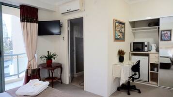 1 habitación, tabla de planchar con plancha, wifi gratis y ropa de cama