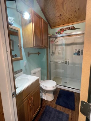 Shower, towels, soap, toilet paper - THE BUNKER-PERFECT FOR THE SPORTSMAN (Port O'Connor)