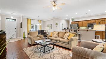 Een televisie en boeken