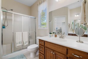 Duschwanne, Haartrockner, Handtücher, Seife