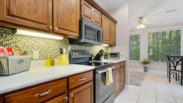 Een koelkast, een magnetron, een oven, een kookplaat