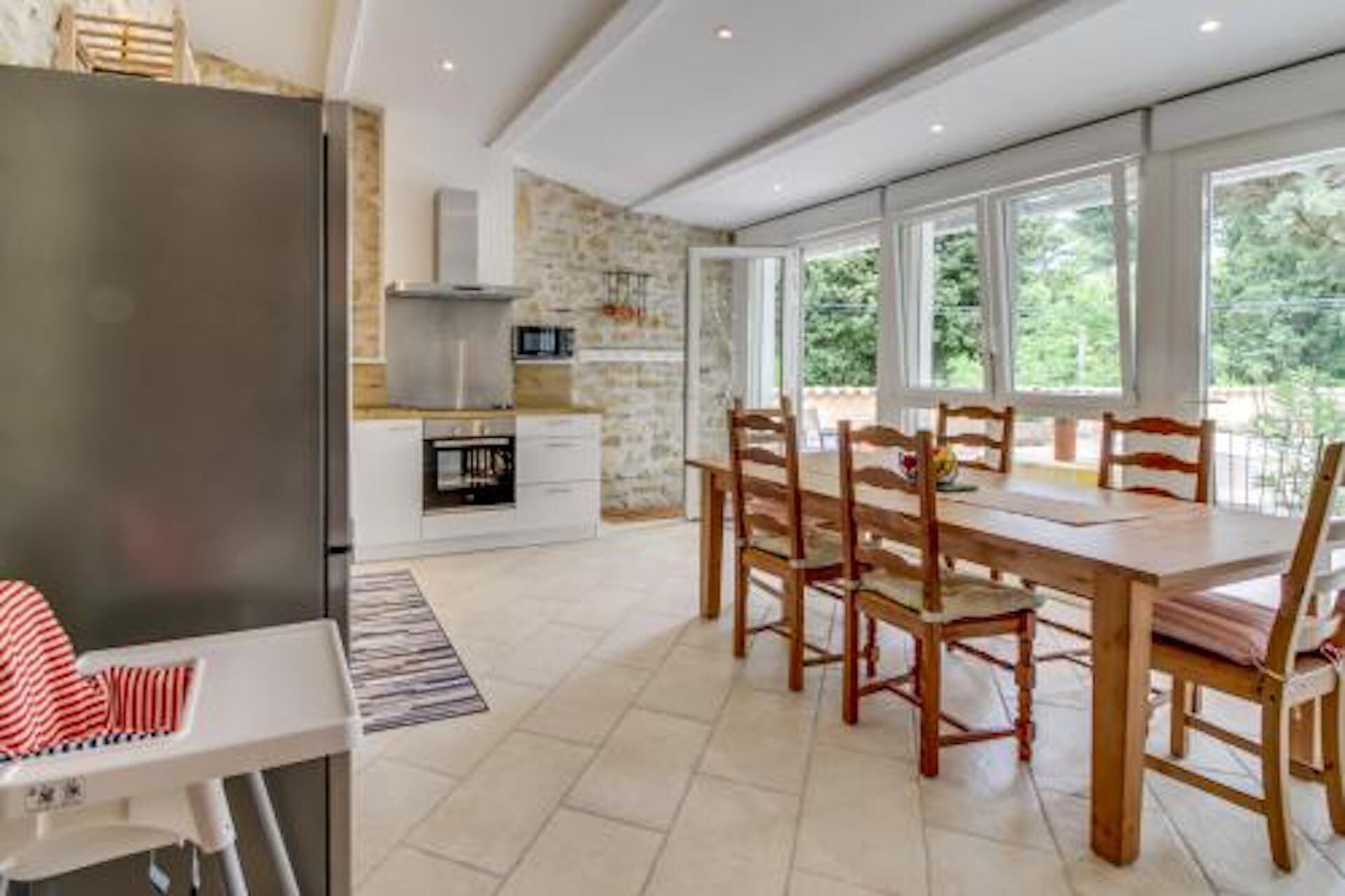 Een koelkast/vriezer, een magnetron, een oven, een kookplaat