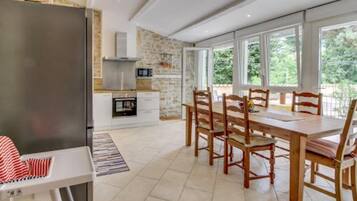 Grand réfrigérateur, micro-ondes, four, plaque de cuisson