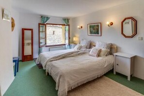 2 soverom, skrivebord, lydisolert og strykejern/-brett