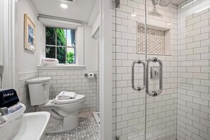Dusche, kostenlose Toilettenartikel, Haartrockner, Handtücher