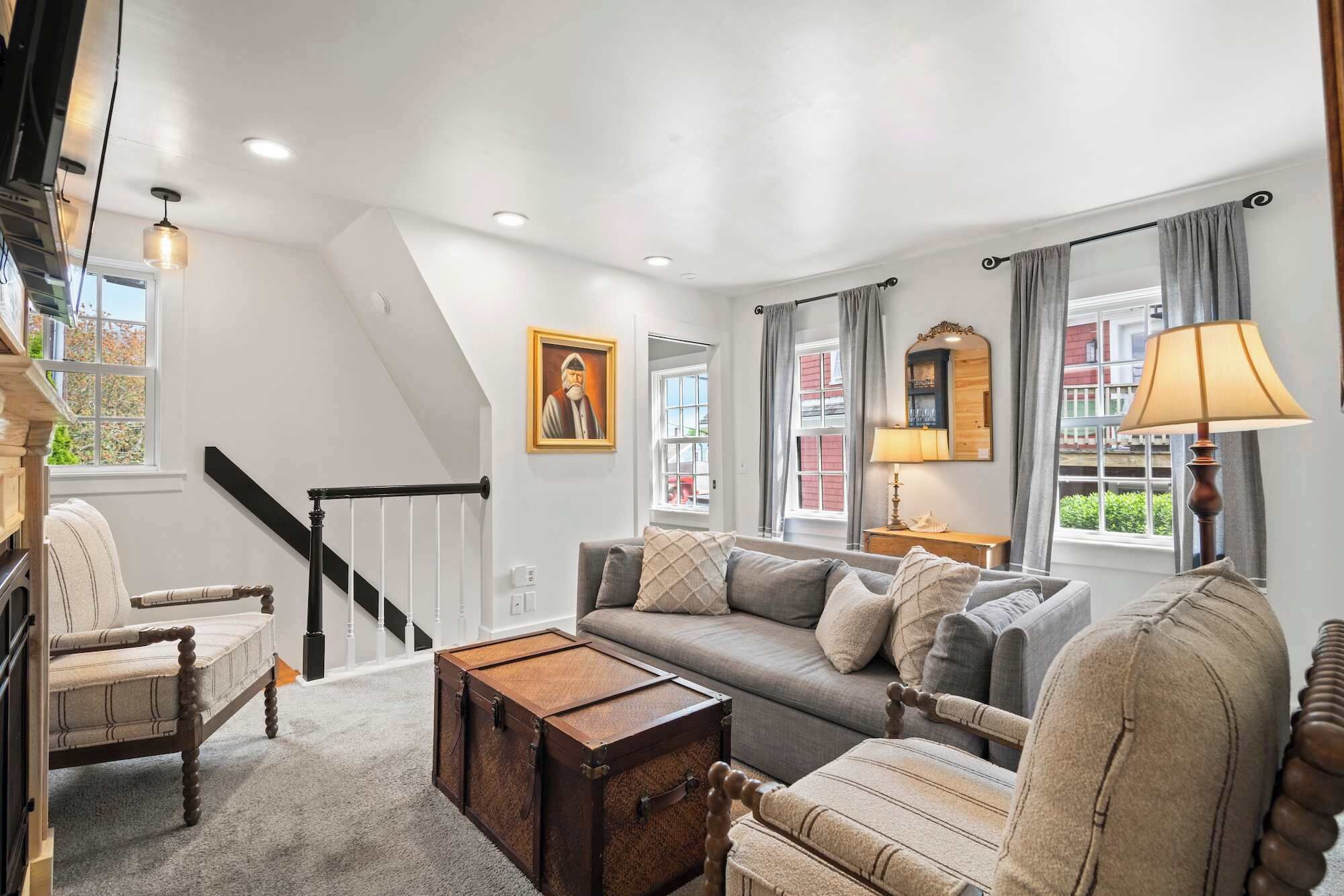 Télévision, cheminée, espaces bureaux