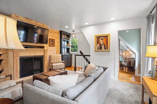 Private Garden, Central AC, Dog Friendly!