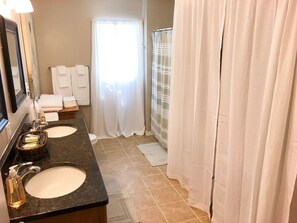 Combined shower/tub, hair dryer, towels, soap - Conveniently Located Cape Cod in TC, Sleeps 6 (Traverse City)