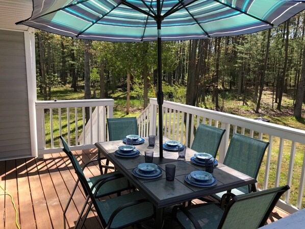 Outdoor dining - Conveniently Located Cape Cod in TC, Sleeps 6 (Traverse City)