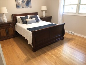 4 bedrooms, desk, iron/ironing board, travel crib - Conveniently Located Cape Cod in TC, Sleeps 6 (Traverse City)