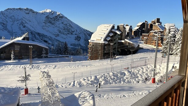 A snow-covered ski resort with wooden buildings and a clear blue sky. - Resort center, app. 36 m2, 1 bedroom, mountain corner, balcony, ski room, WIFI (Morzine)