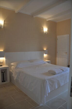 2 bedrooms, in-room safe, desk, iron/ironing board