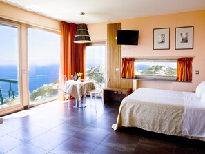 12 chambres, coffres-forts dans les chambres, fer et planche Ă repasser