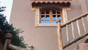Un escalier en bois agrémenté d’une fenêtre décorative et d’une balustrade.