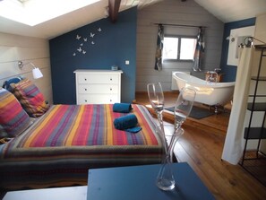 1 bedroom, desk, WiFi, bed sheets