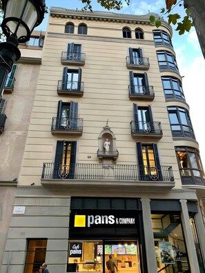 Exterior detail - Sunny, Central & Tranquil. 1br. Plaça Catalunya RB (Barcelona)