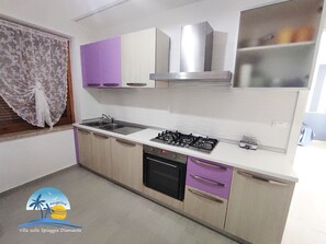 Frigorifero, microonde, forno, piano cottura