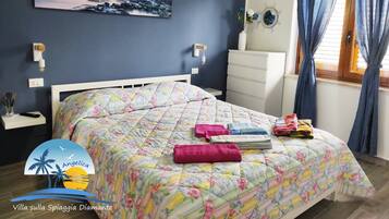 3 chambres, bureau, fer et planche Ă repasser, lit parapluie