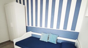 3 quartos, escrivaninha, ferros/tábuas de passar roupa, berço de viagem