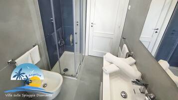 Badewanne, Haartrockner, Bidet, Handtücher