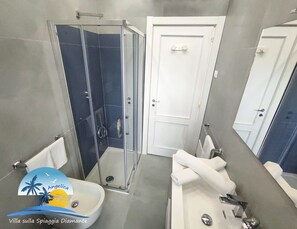 Bathtub, hair dryer, bidet, towels