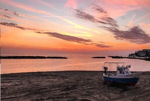 Perto da praia, espreguiçadeiras, toalhas de praia
