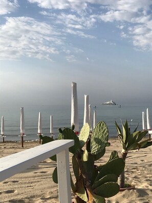 Sulla spiaggia, lettini da mare, teli da spiaggia