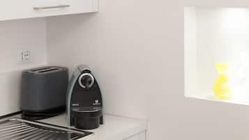 Coffee/tea maker, fridge, oven, stovetop