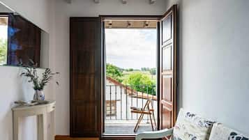 Een televisie en een open haard