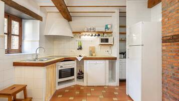 Een koelkast, een magnetron, een oven, een vaatwasser