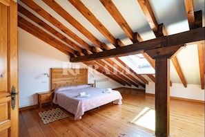 5 bedrooms, iron/ironing board, WiFi, bed sheets