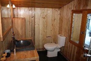 Bathtub, hair dryer, toilet paper - Chalet in wood and stone, redone, 250 metres from the ski lifts. (Les Deux-Alpes)