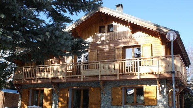 A wooden chalet with a balcony, stone foundation, and wooden shutters. - Chalet in wood and stone, redone, 250 metres from the ski lifts. (Les Deux-Alpes)