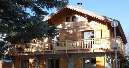 Chalet in wood and stone, redone, 250 metres from the ski lifts.