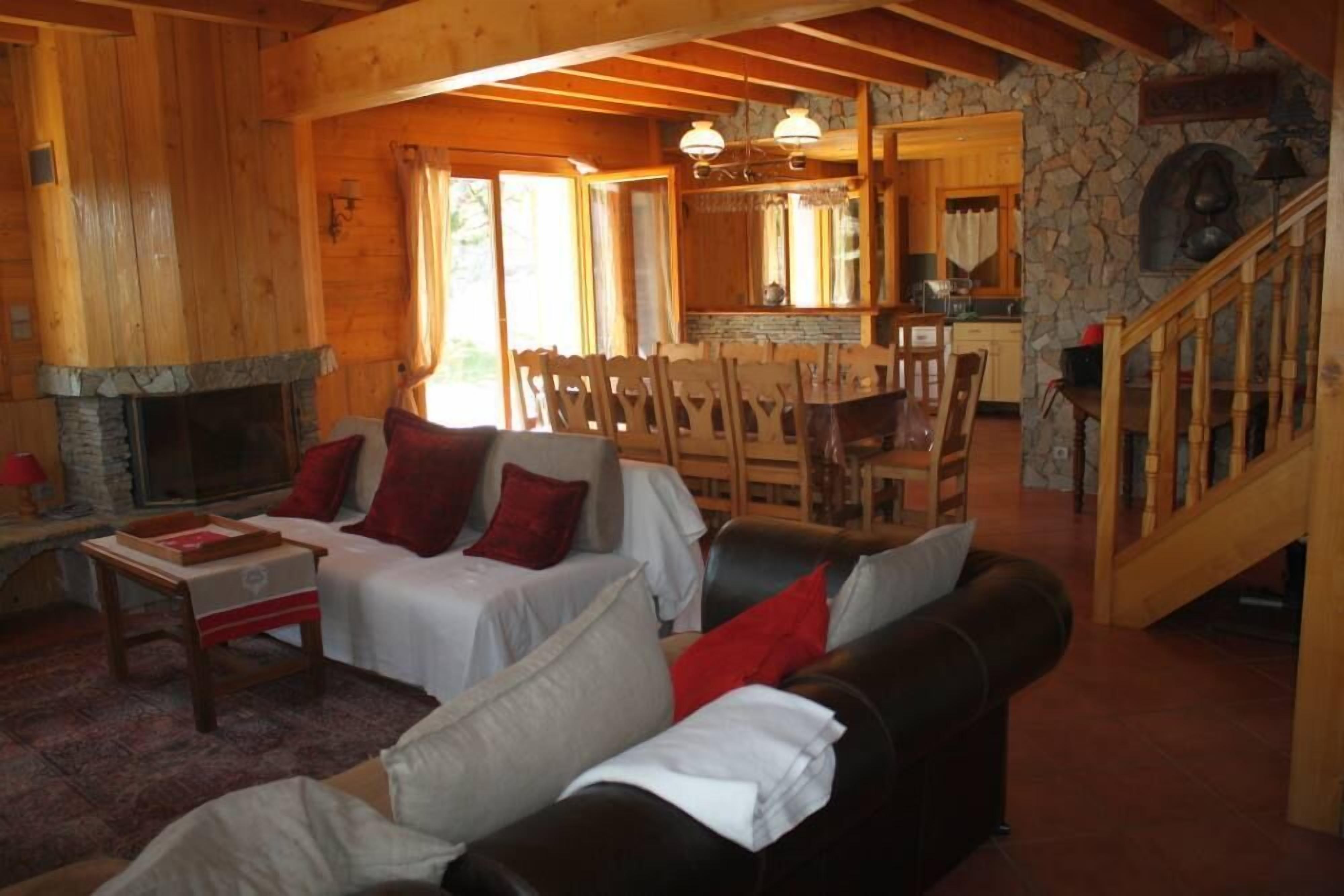 TV, fireplace, DVD player, books