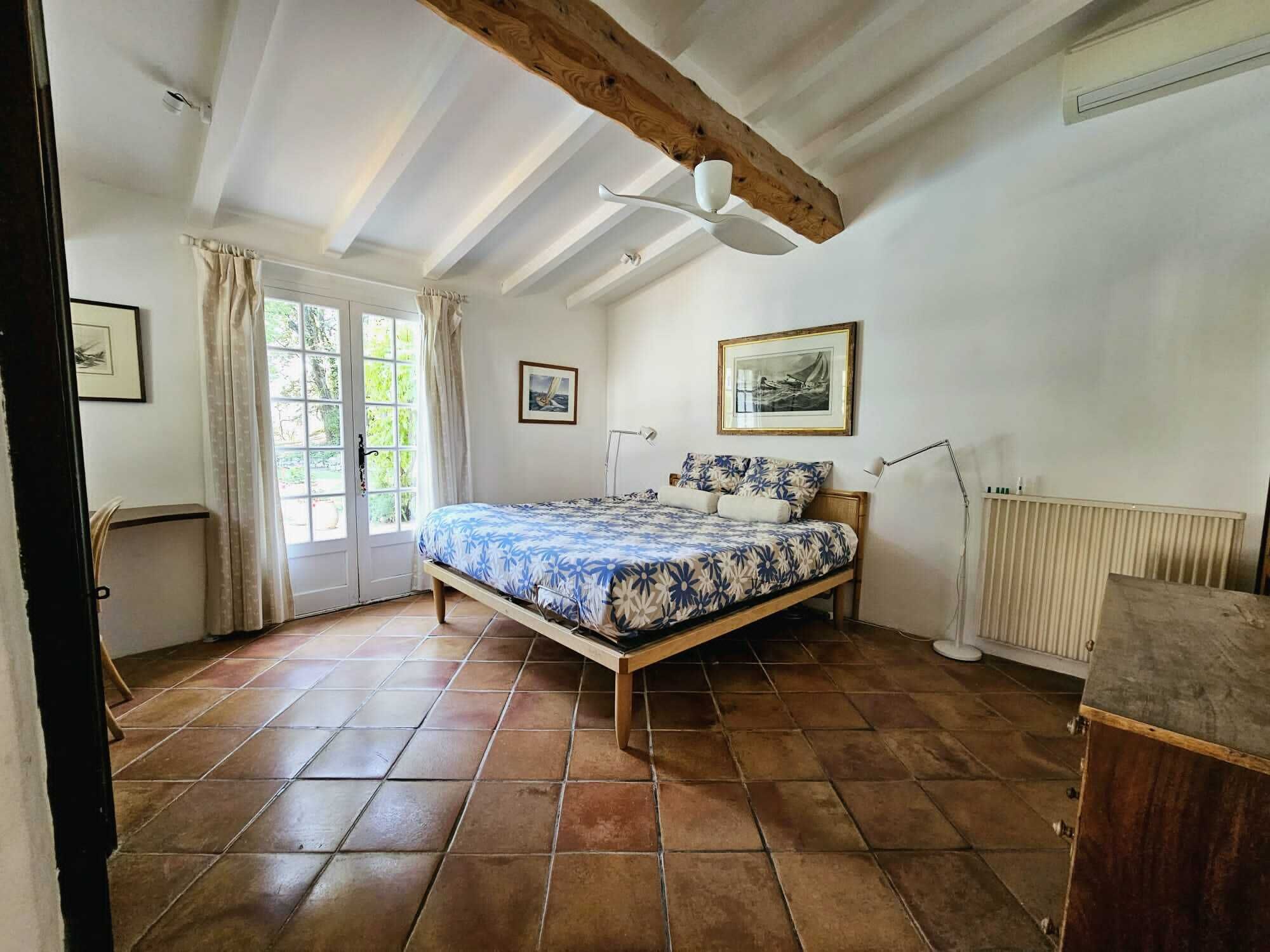 4 多间卧室、熨斗/熨衣板、免费 WiFi、床单