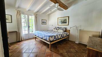 4 quartos, ferros/tĂĄbuas de passar roupa, Wi-Fi de cortesia