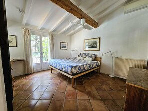 4 bedrooms, iron/ironing board, free WiFi, bed sheets