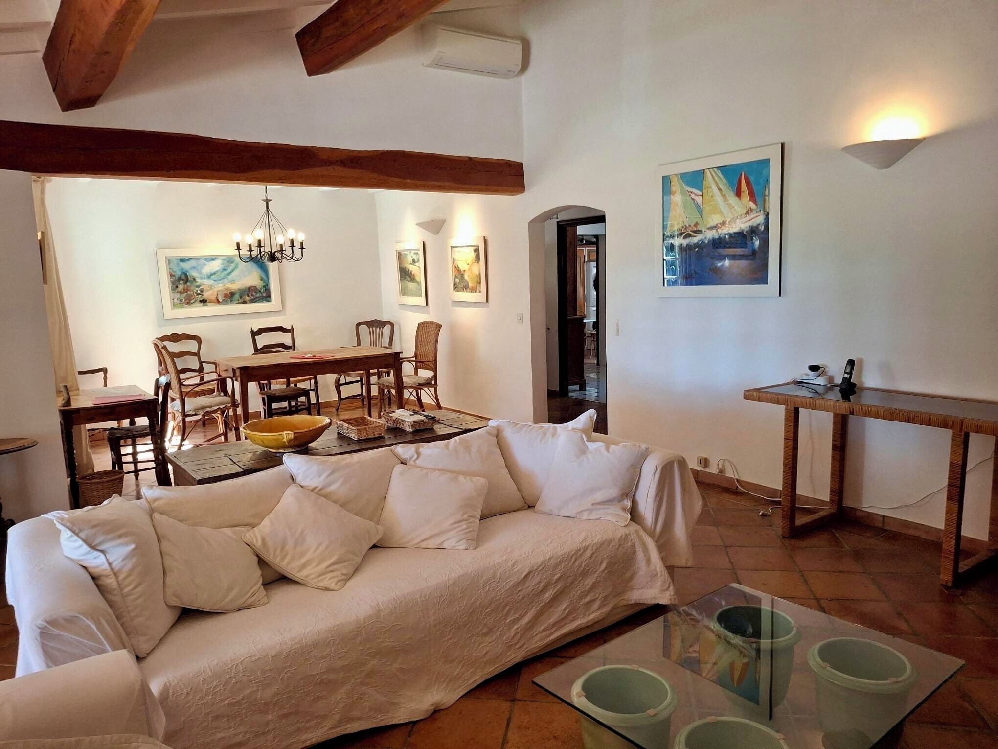 智能电视、壁炉、DVD 播放器、书