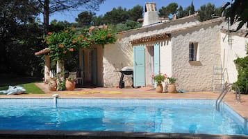 Piscina all'aperto, una piscina riscaldata