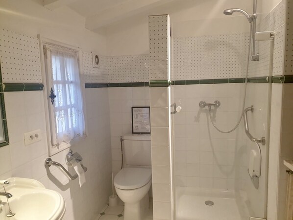 Badekar, hårføner, håndklær og toalettpapir
