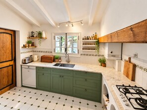 A kitchen with green cabinets, a white countertop, a window, and a stove. - Villa with private pool in peaceful setting near the centre of Flayosc (Flayosc)