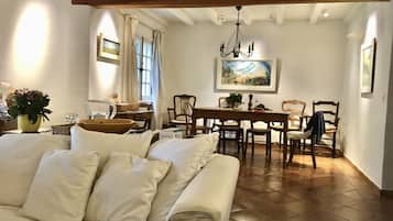 Smart TV, caminetto, lettore DVD, libri