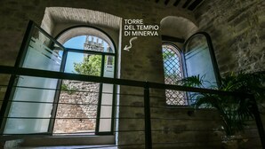 A stone corridor with arched windows and a metal railing. - Loft in the center of Assisi (Assisi)