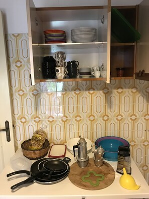 Frigorífico, horno, placa de cocina y cafetera o tetera