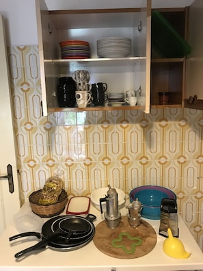 Réfrigérateur, four, plaque de cuisson, cafetière/bouilloire