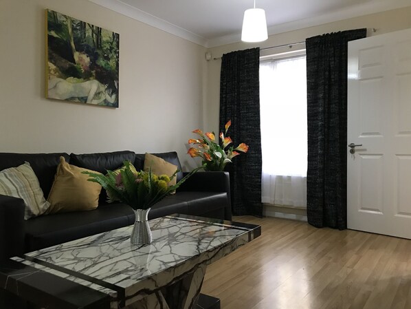 Living area - 3 bedroom Peckham high street (London)