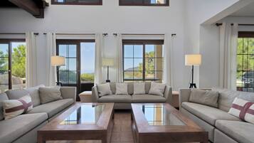 智能電視、乒乓球設施、書籍、電腦螢幕