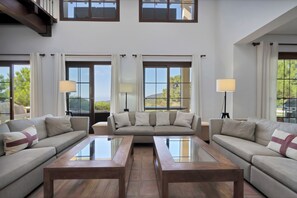 TV connectée, table de tennis de table, livres, écrans d'ordinateur