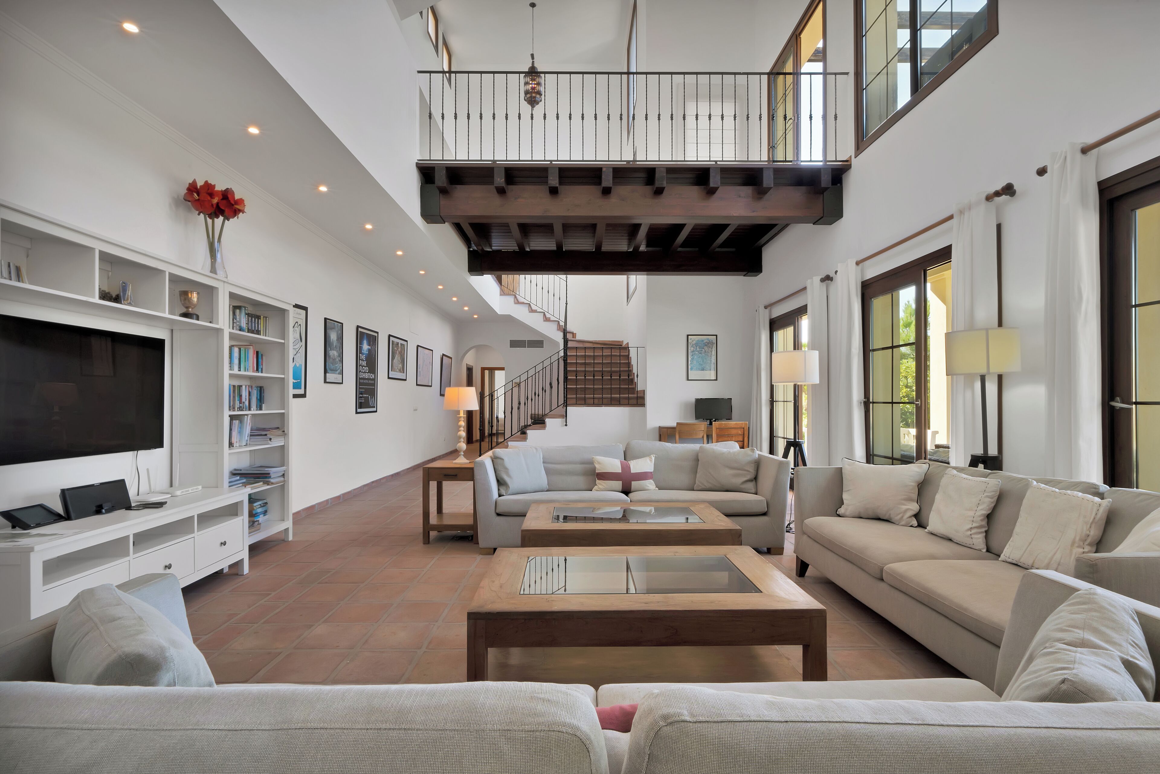 Smart-TV, Tischtennisplatte, Bücher, Computerbildschirme